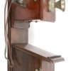 Een oude wandtelefoon.