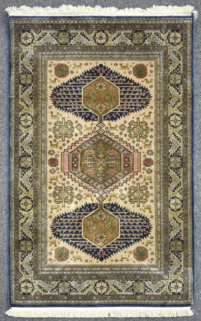 Een Perzisch karpet van natuurzijde.