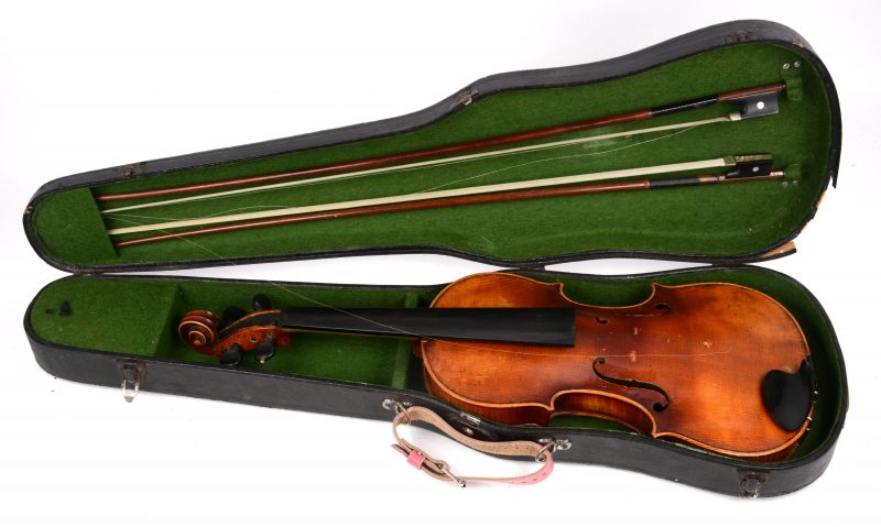 Een viool en twee strijkstokken in vioolkist. Losse kam en snaren. Te herbesnaren. Sljtage.