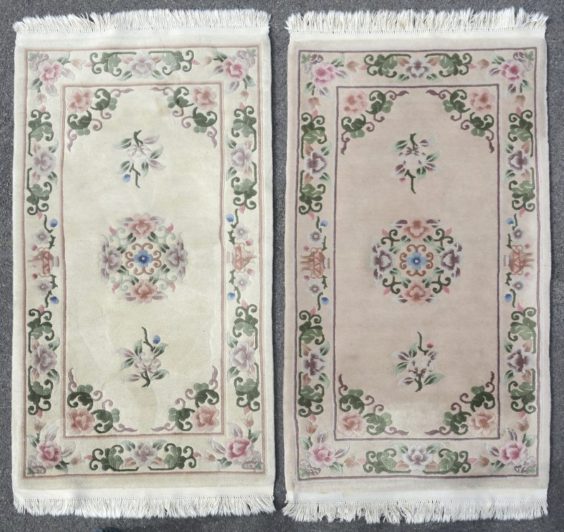 Twee Tibetaanse wollen tapijtjes.