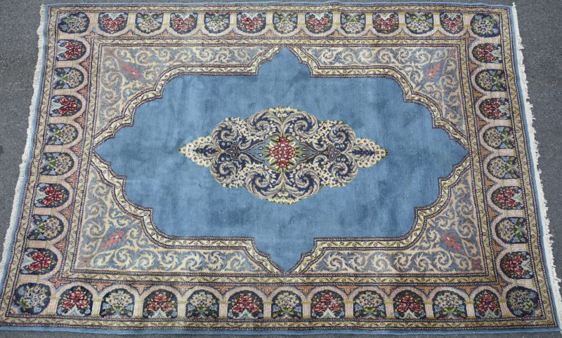 Een handgeknoopt Perzisch wollen tapijt. Lichte slijtage.