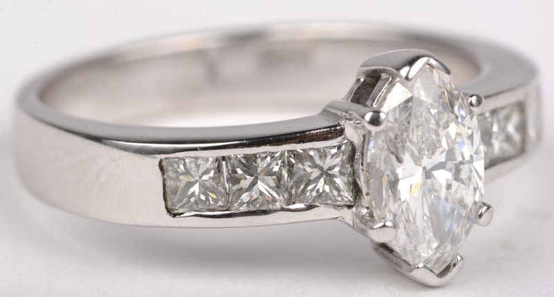 Een 18 K witgouden ring bezet met een centrale diamant markies van +- 0,50 ct. en diamant princessen met een gezamenlijk gewicht van +- 0,30 ct.