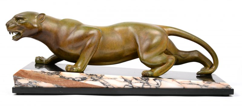 Een leeuwin van gepatineerd brons op voetstuk van marmer en arduin. Tijdperk art deco.