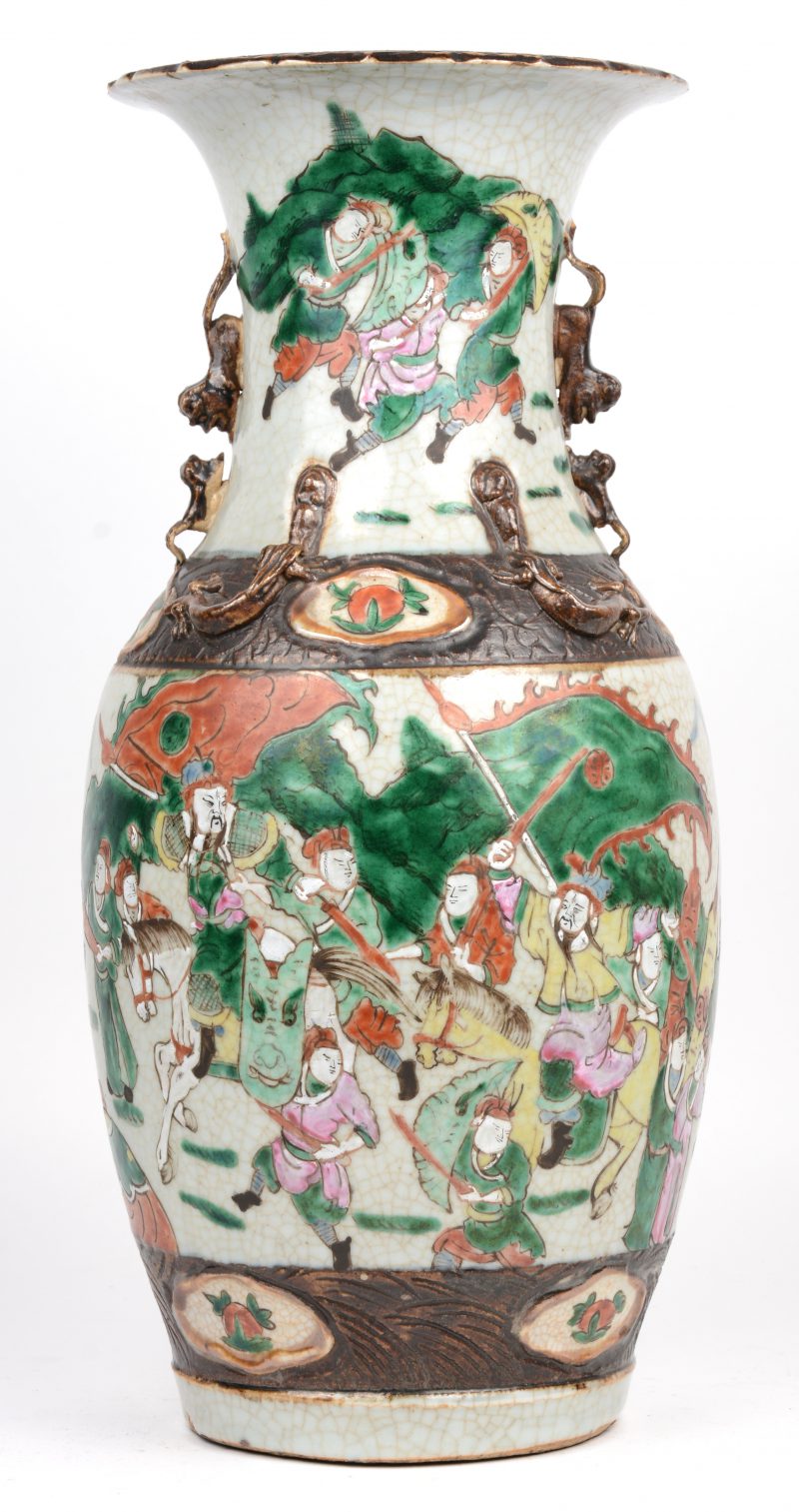 Een balustervaas van Nankin-aardewerk, versierd met een decor van krijgers. Onderaan gemerkt.