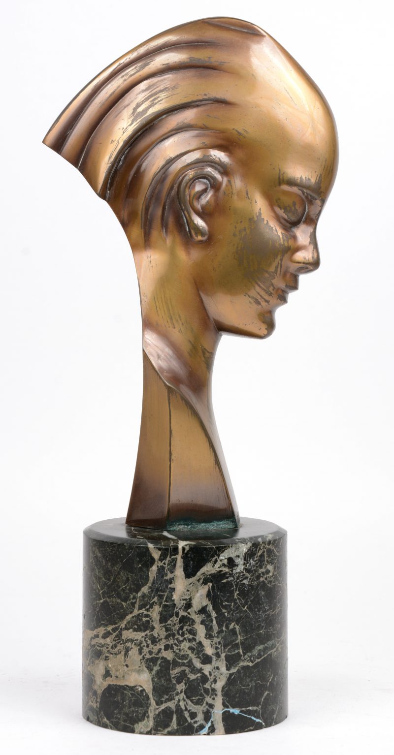 Een art-deco bronzen vrouwenprofiel op een marmeren sokkel. Schade aan het patina.
