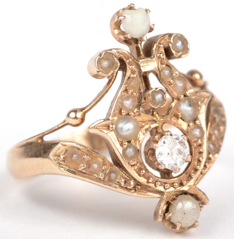 Een 18 K geelgouden ring bezet met een diamant oude slijp van +- 0,15 ct en fijne pareltjes.