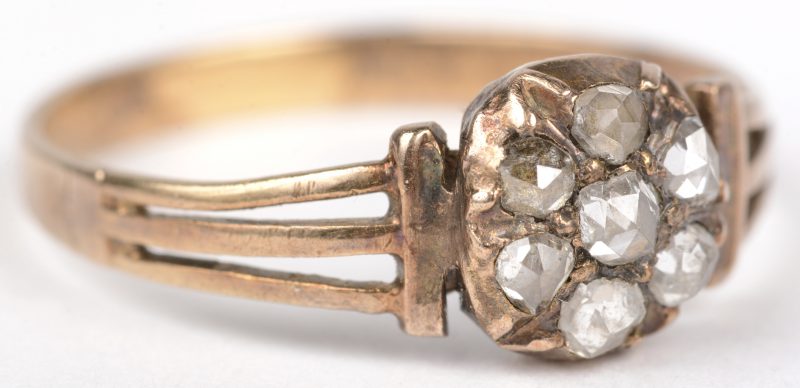 Een 18 K geelgouden ring bezet met een diamant oude slijp met een gezamenlijk gewicht van +- 0,35 ct.