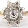 Een 18 K geelgouden ring bezet met een diamant oude slijp in zilver gezet met een gezamenlijk gewicht van +- 0,40 ct.