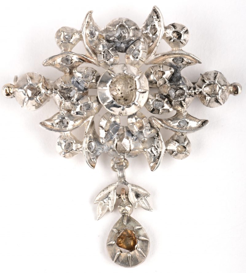 “Vlaams Kruis”. Een broche van zilveren bezet met diamant oude slijp met een gezamenlijk gewicht van +- 0,80 ct.