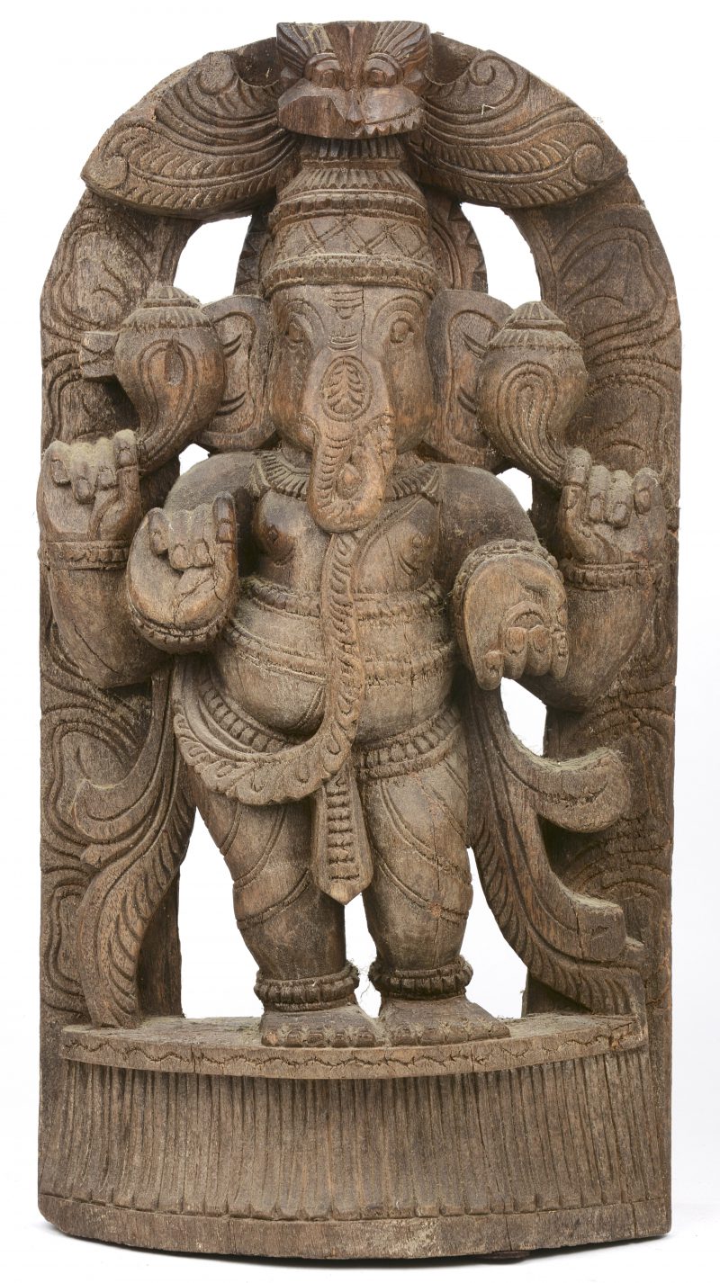 Een gebeeldhouwd tropisch houten beeld met voorstelling van Ganesha.