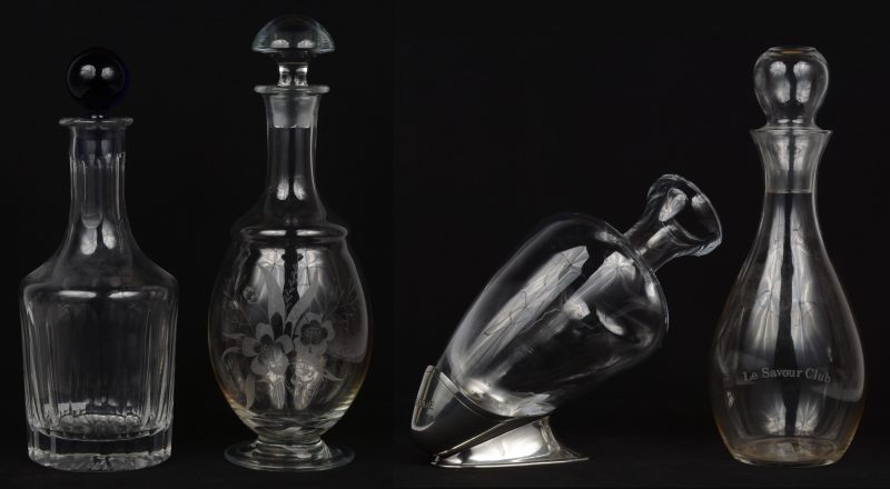 Een lot van drie karaffen, waarbij twee van glas en één van kristal en een een kristallen decanteur in verzilverd metalen voet.