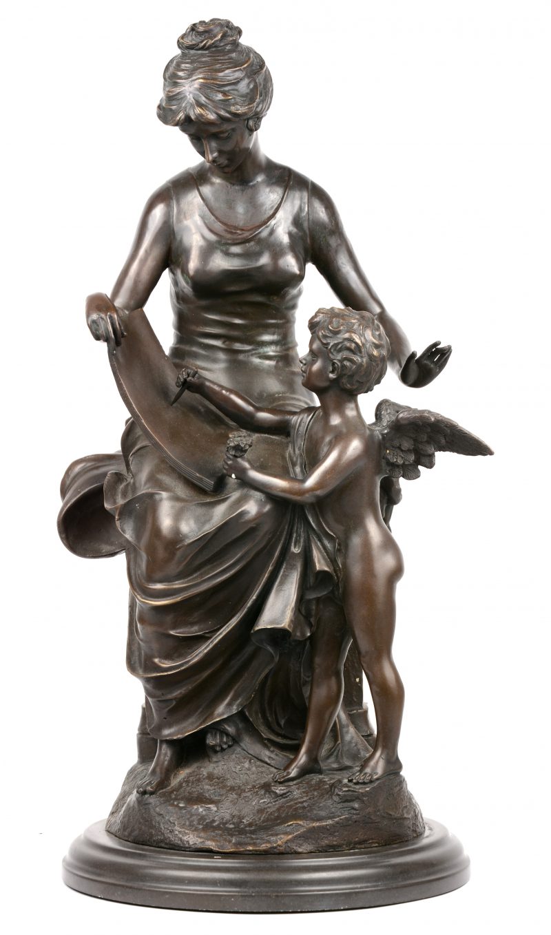 “Jonge vrouw met cupido”. Een gepatineerd bronzen beeld naar het werk van Auguste Moreau op arduinen sokkel.
