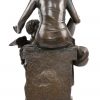 “Jonge vrouw met cupido”. Een gepatineerd bronzen beeld naar het werk van Auguste Moreau op arduinen sokkel.