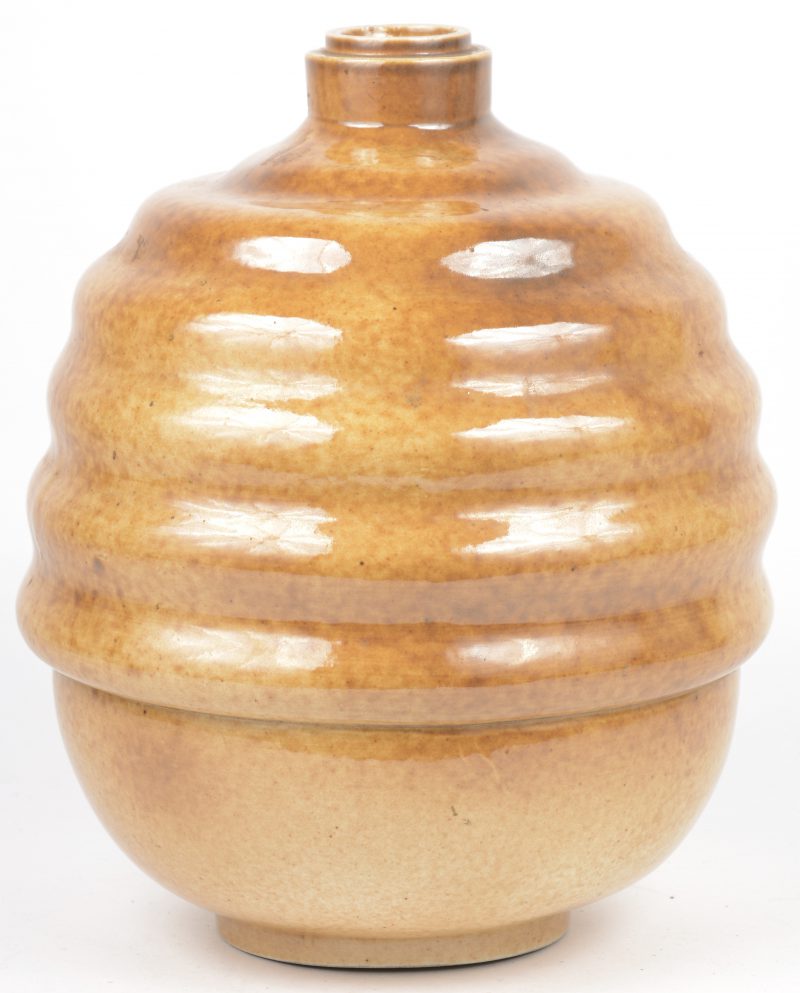 Een art deco vaas van geglazuurd aardewerk. Onderaan gemerkt.