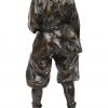 “Jongen met pet”. Een bronzen beeld op een marmeren voet. Naar een ontwerp van J. Cardona.