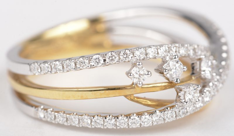 Een 18 K wit en geelgouden ring bezet met briljanten met een gezamenlijk gewicht van +- 0,41 ct.