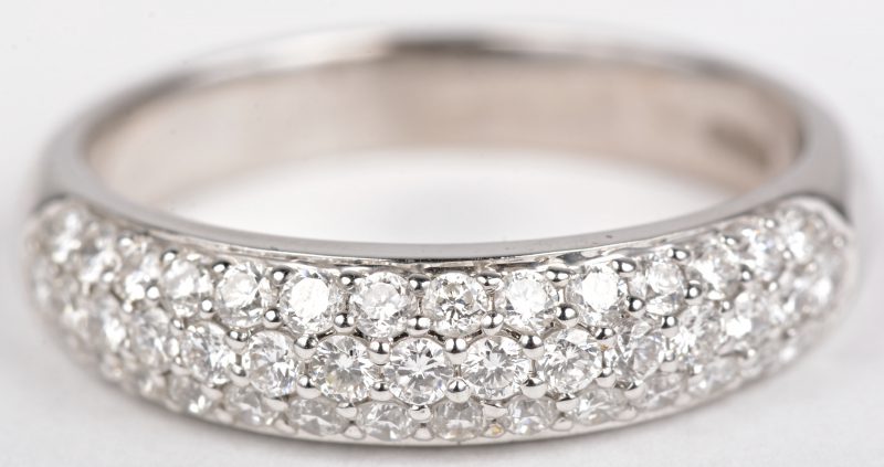 Een 18 K witgouden ring bezet met briljanten met een gezamenlijk gewicht van +- 0,62 ct.