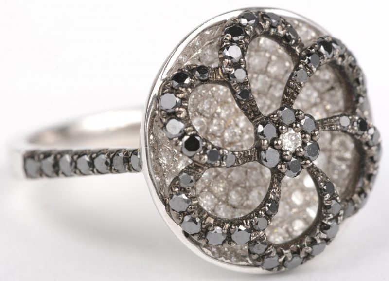 Een 18 K witgouden ring bezet met witte en zwarte briljanten met een gezamenlijk gewicht van +- 1,18 ct.