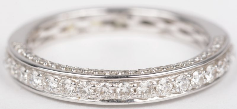 Een 18 K witgouden ring bezet met briljanten met een gezamenlijk gewicht van +- 0,58 ct.