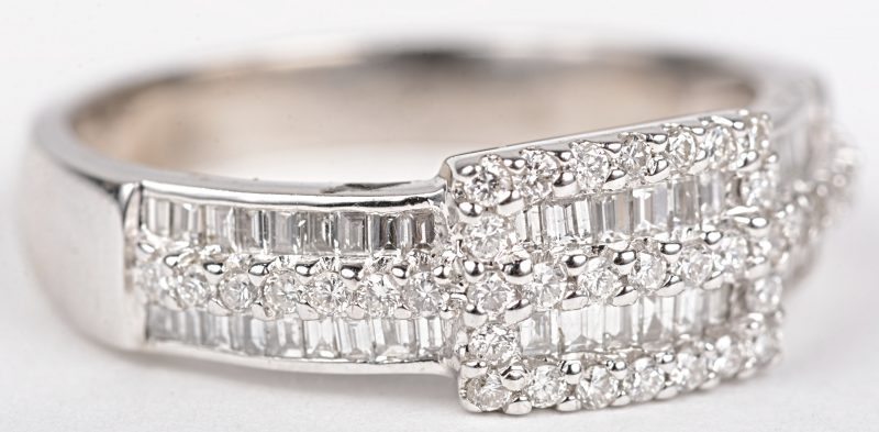 Een 18 K witgouden ring bezet met diamand baguetten en briljanten met een gezamenlijk gewicht van +- 0,72 ct.