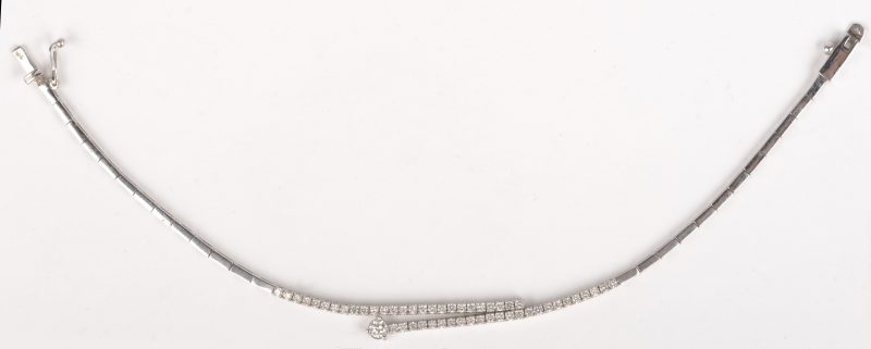 Een 18 K witgouden armband bezet met briljanten met een gezamenlijk gewicht van +- 0,89 ct.