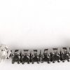 Een 18 K witgouden armband bezet met witte en zwarte briljanten met een gezamenlijk gewicht van +- 2,04 ct.