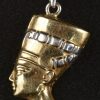 Een 14 K witgouden ketting met 18 geelgouden hanger bezet met dameshoofd. Nefertiti.