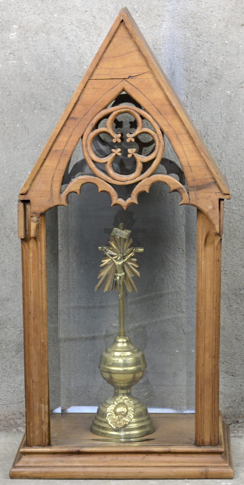 Een tabernakeltje uit olijfhout met geslepen glas met verguld metalen kruisbeeldje.