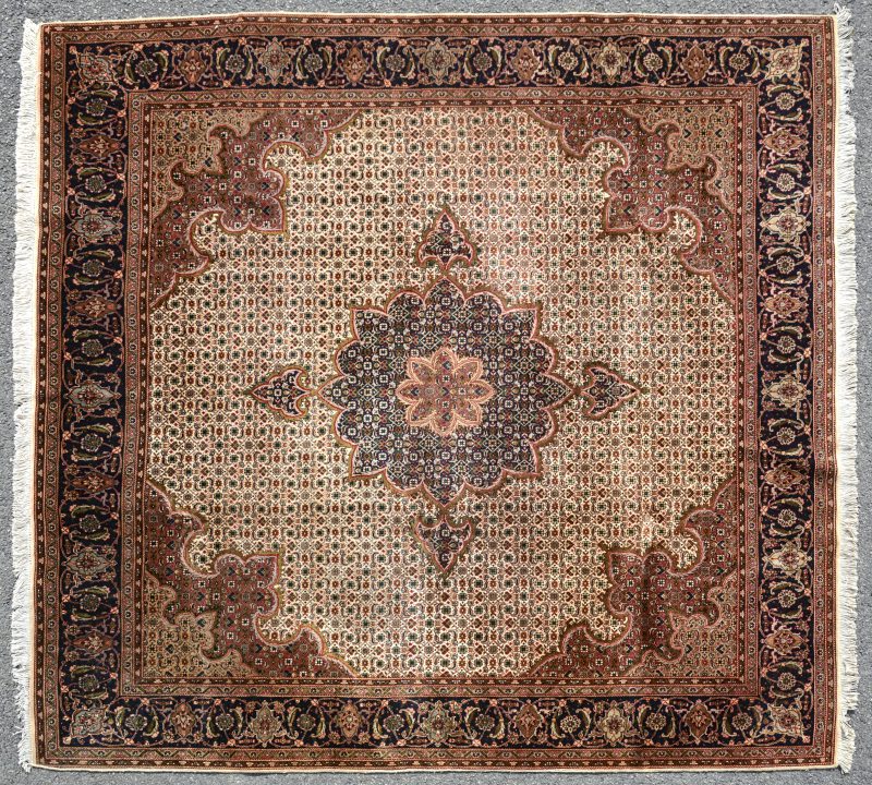 Een handgeknoopt wollen tapijt met details in zijde.