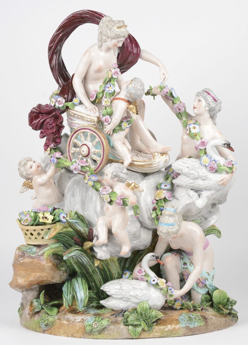 “Ceres in een praalwagen, allegorie op de zomer”. Veelkleurige porseleinen groep met talrijke figuren. Onderaan gemerkt.