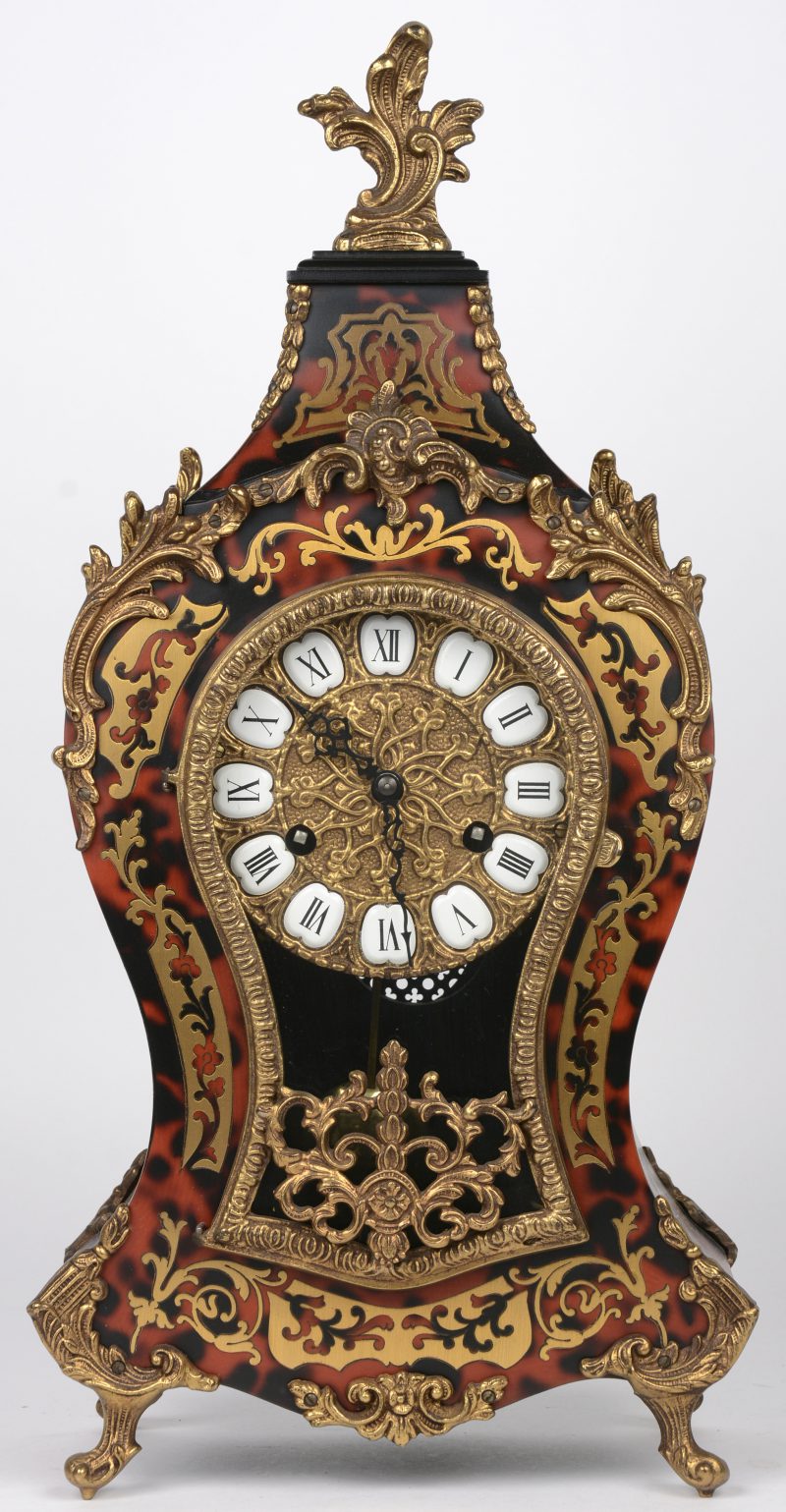 Pendule in Lodewijk XV-stijl naar het voorbeeld van Boulle. Zwarte Romeinse cijfers. Duits uurwerk. Met slinger en sleutel.