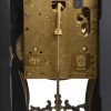 Pendule in Lodewijk XV-stijl naar het voorbeeld van Boulle. Zwarte Romeinse cijfers. Duits uurwerk. Met slinger en sleutel.