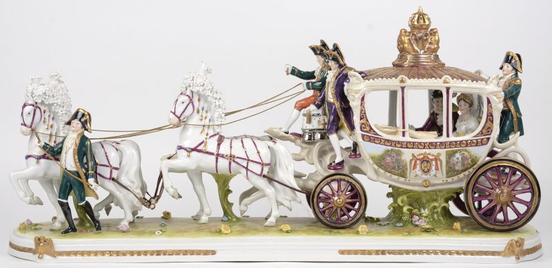 “Vierspan, de bruiloftskoets van Napoléon I en Joséphine”. Grote groep van veelkleurig porselein met talrijke personages. Gemerkt achteraan.