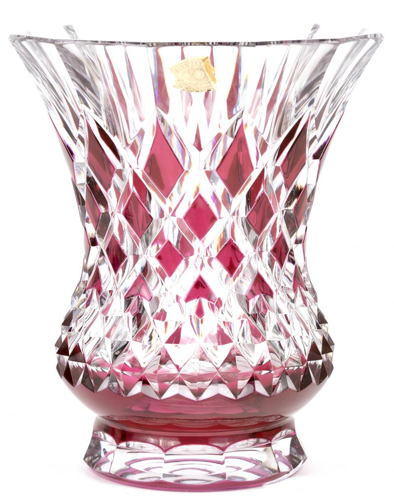 Een grote vaas met voetstuk van geslepen kristal, deels rood gekleurd in de massa. Onderaan gemerkt en met label.