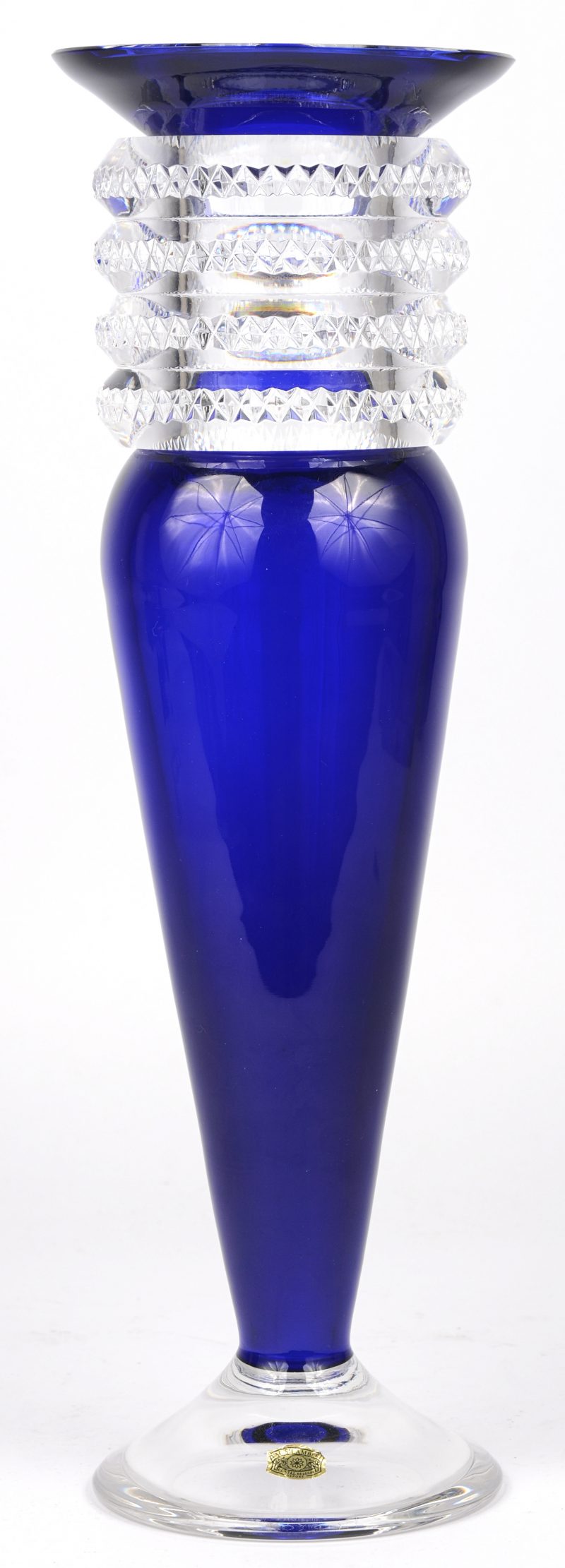 Een slanke vaas van geslepen kristal, deels kobaltblauw gekleurd in de massa. Onderaan gemerkt en genummerd en met label.