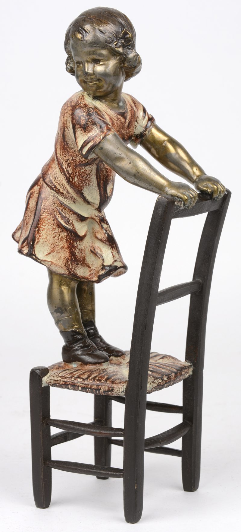 “Ondeugend meisje op een stoel”. Polychroom bronzen beeldje.