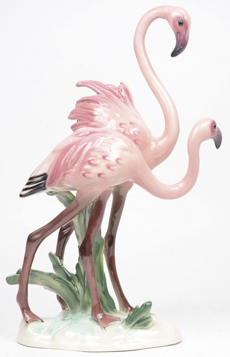 “Paar flamingo’s”. Groep van veelkleurig porselein. Onderaan gemerkt en genummerd. Duits werk.