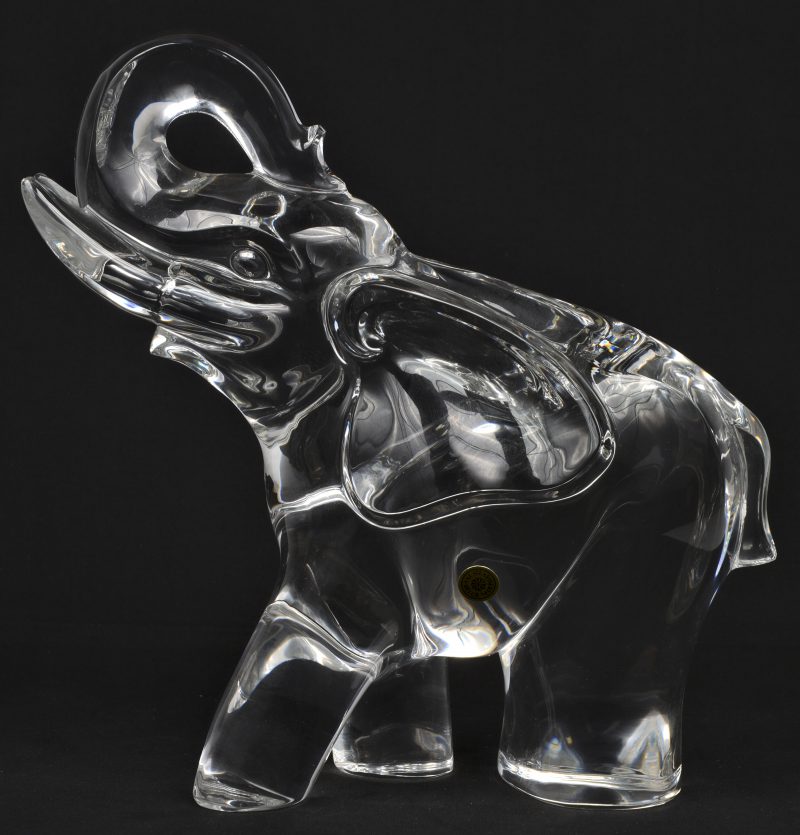 Een olifant van kleurloos kristal. Onderaan gemerkt en gesigneerd De Sorss en met label.