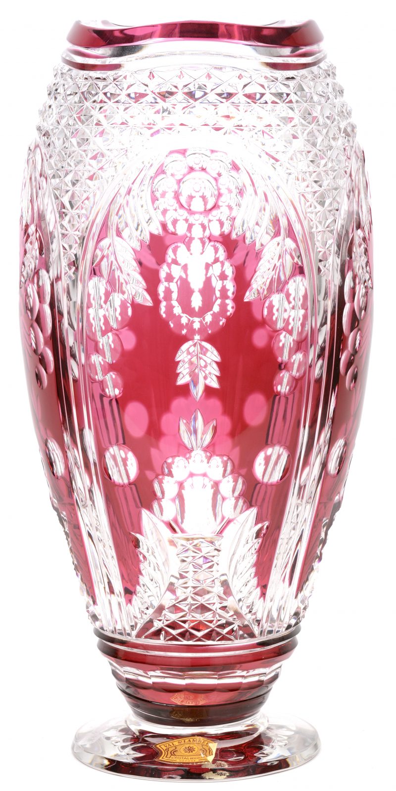 Een grote ovale vaas van geslepen kristal, in de massa deels rood gekleurd. Onderaan gemerkt, genummerd en met label.