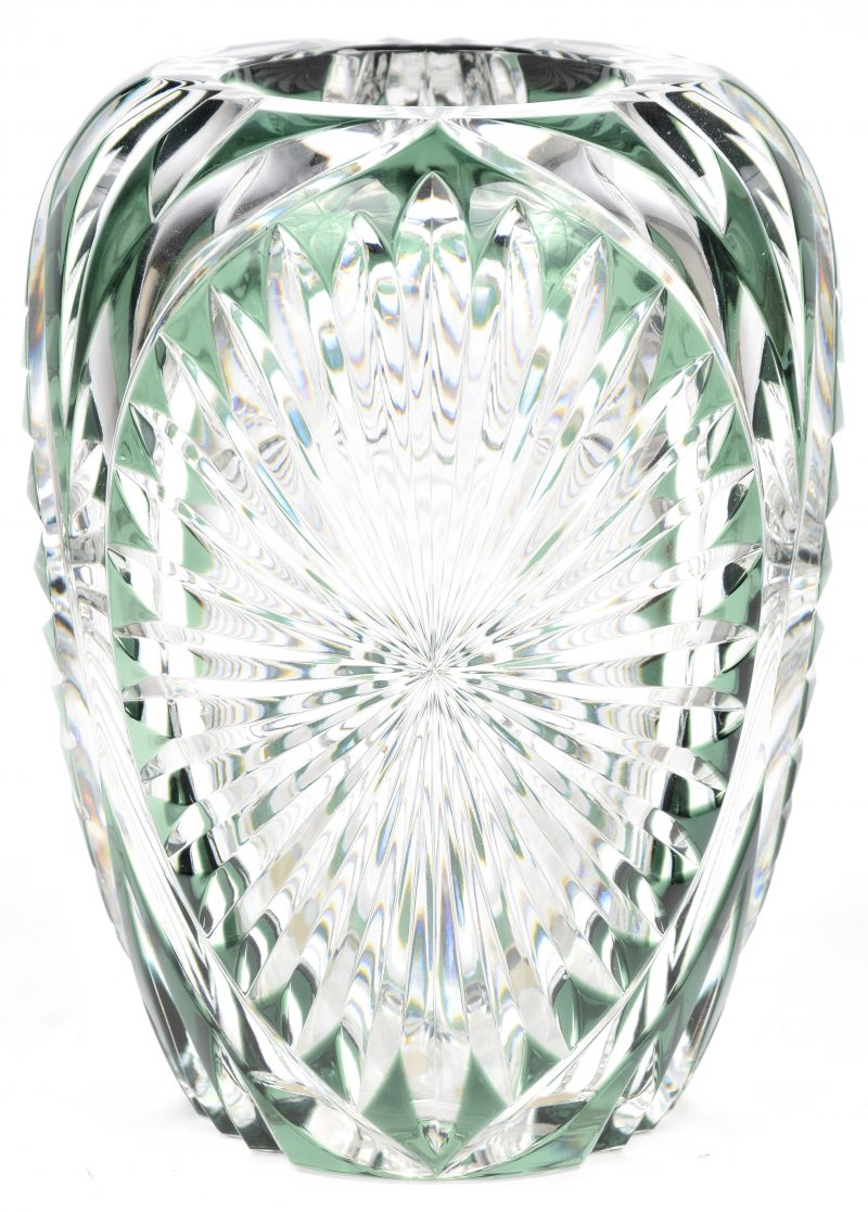 Een eironde vaas van geslepen kristal. Deels in de massa groen gekleurd. Onderaan gemerkt en genummerd.