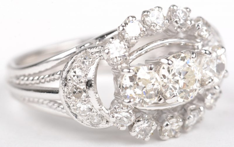 Een 18 K witgouden ring bezet met een briljanten met een gezamenlijk gewicht van +- 1,70 ct.