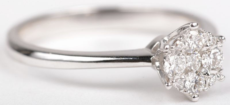 Een 18 K witgouden ring bezet met een briljanten met een gezamenlijk gewicht van +- 0,20 ct.