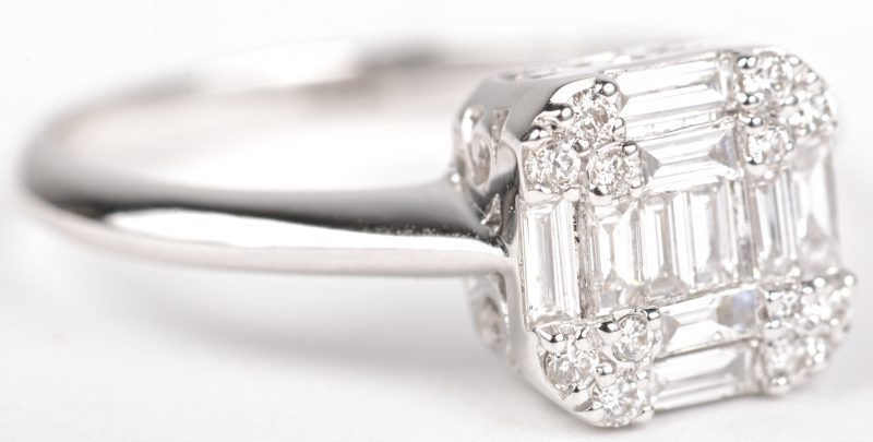 Een 18 K witgouden ring bezet met diamant baguetten en briljanten met een gezamenlijk gewicht van +- 0,53 ct.