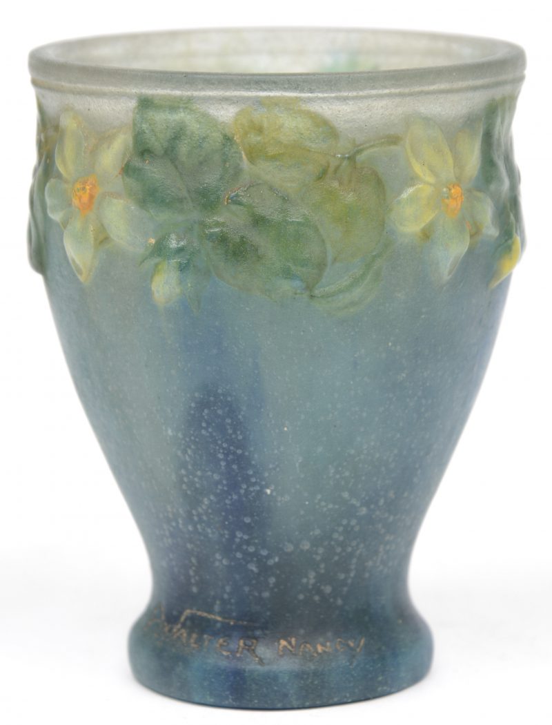 Een vaasje van meerkleurig glaspasta met meerkleurig reliëfdecor van bloemen. Met twee signaturen.
