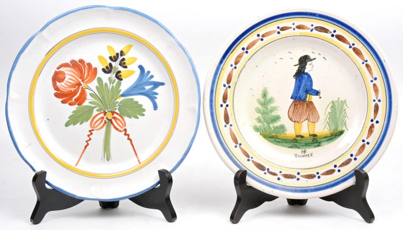 Twee borden van van Frans aardewerk met meerkleurige decors.