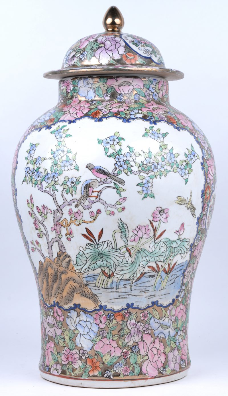 Een dekselvaas van meerkleurig en verguld Chinees porselein met landschapsdecors in cartouches, omringd door diverse bloemen. Onderaan gemerkt.