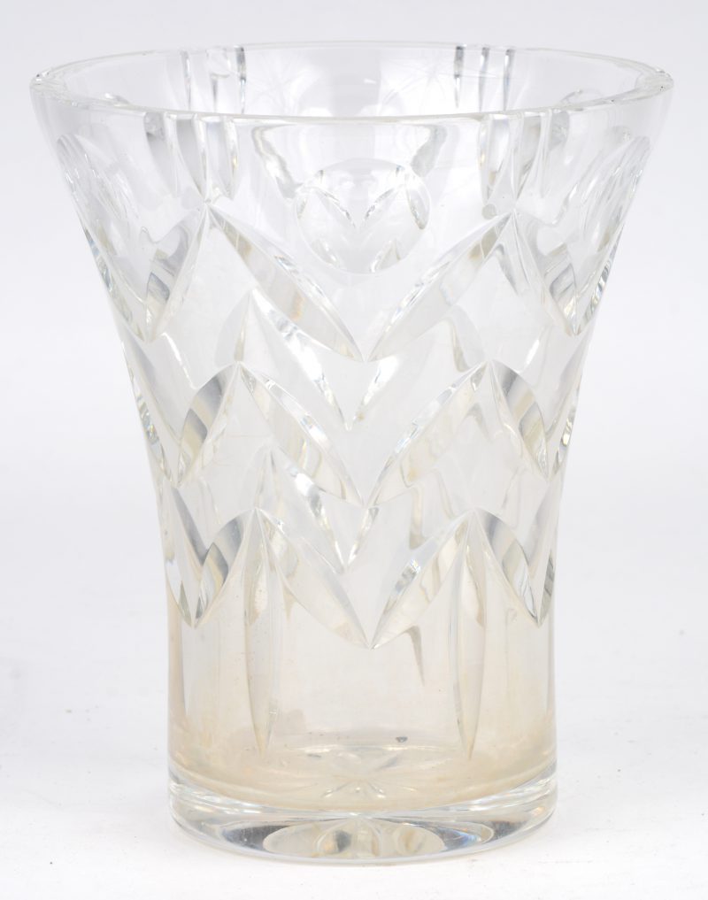 Een vaas van geslepen kleurloos kristal.