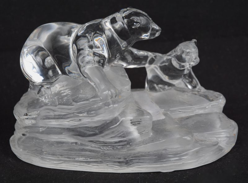 Een kleurloos kristallen beeldje in de vorm van een ijsbeer met jong.