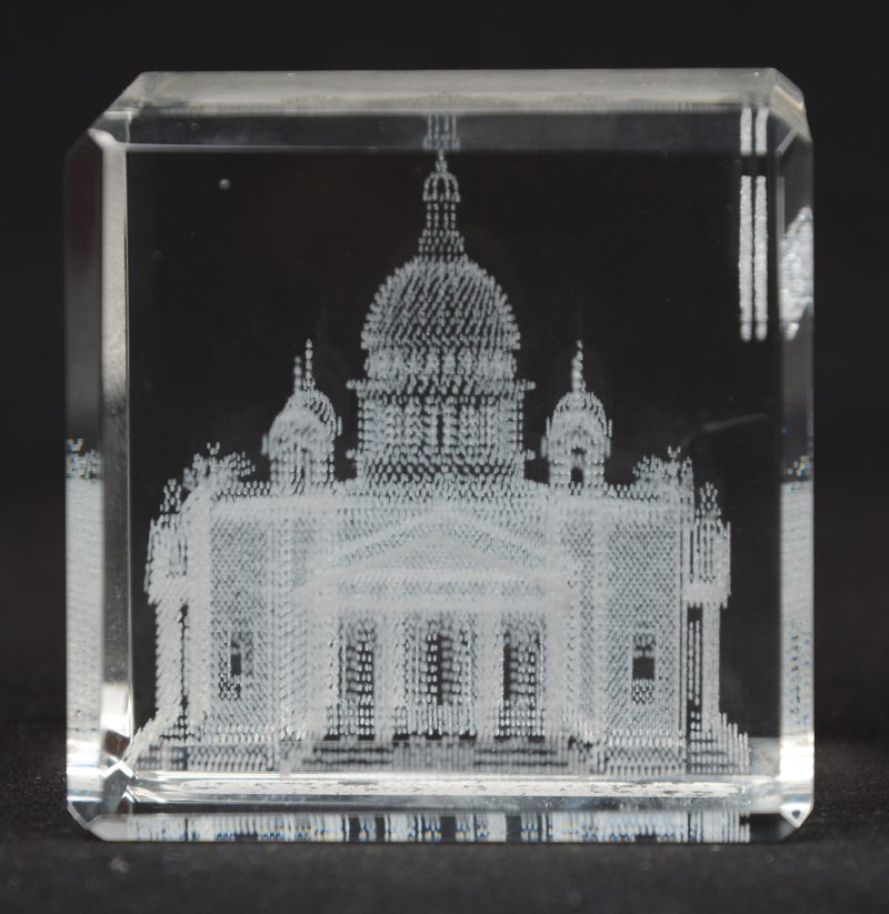 Een kristallen souvenir van Sint Petersburg met gelaserd decor.