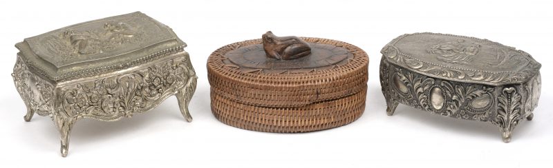 Vier verschillende juwelendoosjes, waarbij twee van metaal en één van hout en riet, getooid met een kikkertje op het deksel.